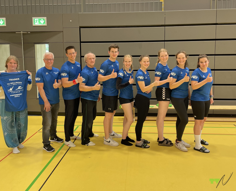 Alle Trainer der Turnabteilung mit ihren neuen Trainershirts.